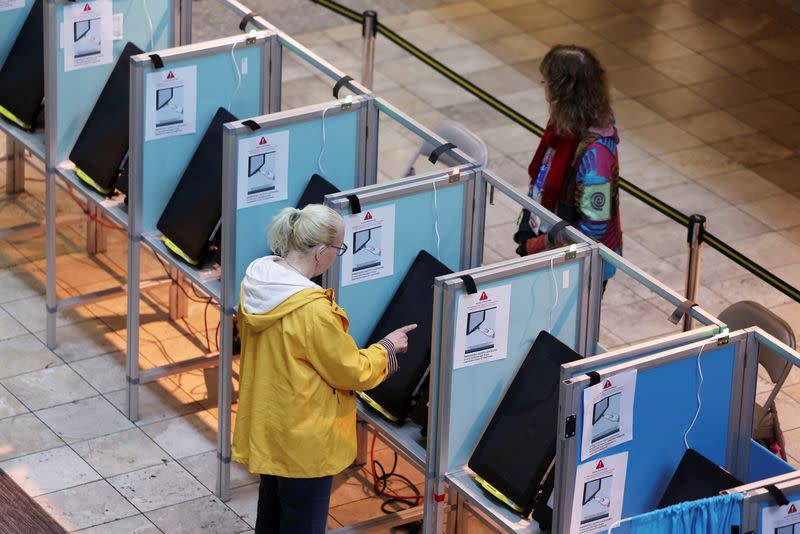 Votante deposita su papeleta en las elecciones primarias demócratas y republicanas del estado de Las Vegas