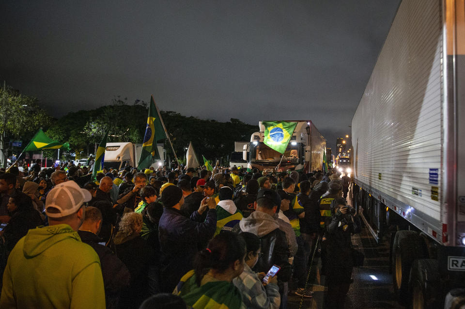 ***ARQUIVO***SÃO PAULO, SP, 01.11.2022 - Caminhoneiros bolsonaristas realizam protesto golpista e bloqueiam a rodovia Castelo Branco, em SP. (Foto: Eduardo Knapp/Folhapress)