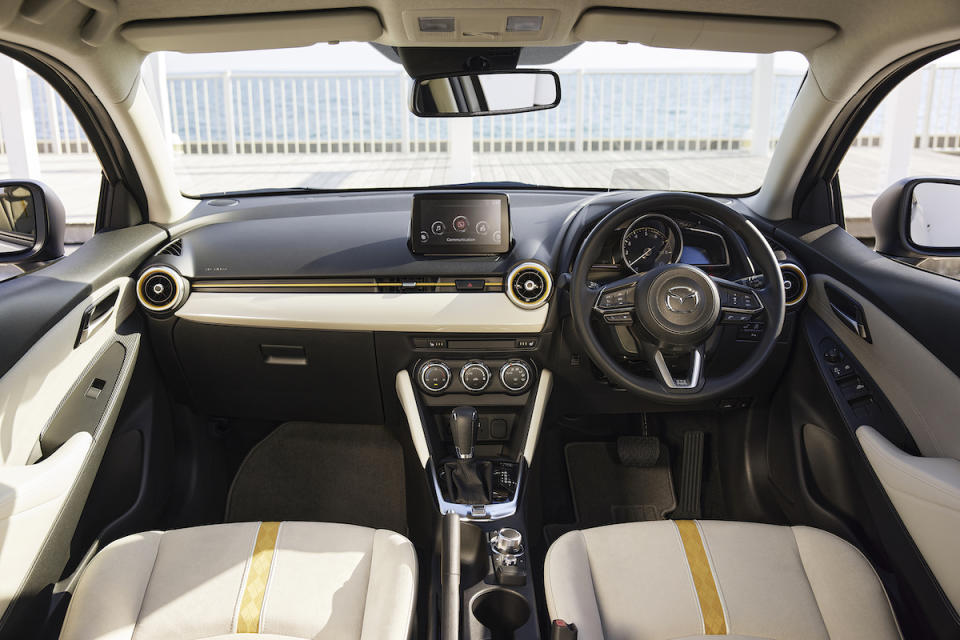 2021_mazda2_japan_interior_front_background_l.jpg