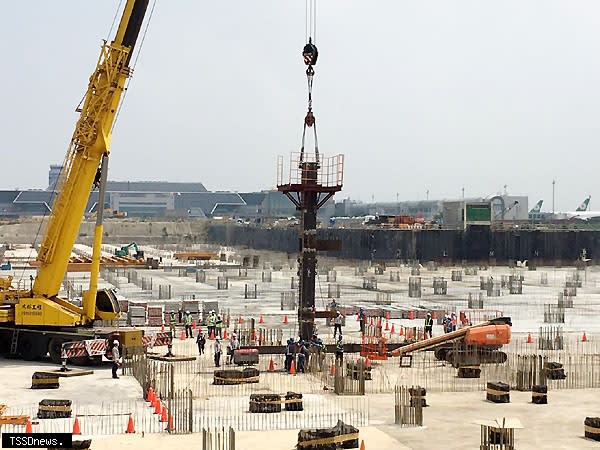 桃機第三航廈土建工程標進行第一支鋼柱的組立作業。（圖：桃機公司提供）
