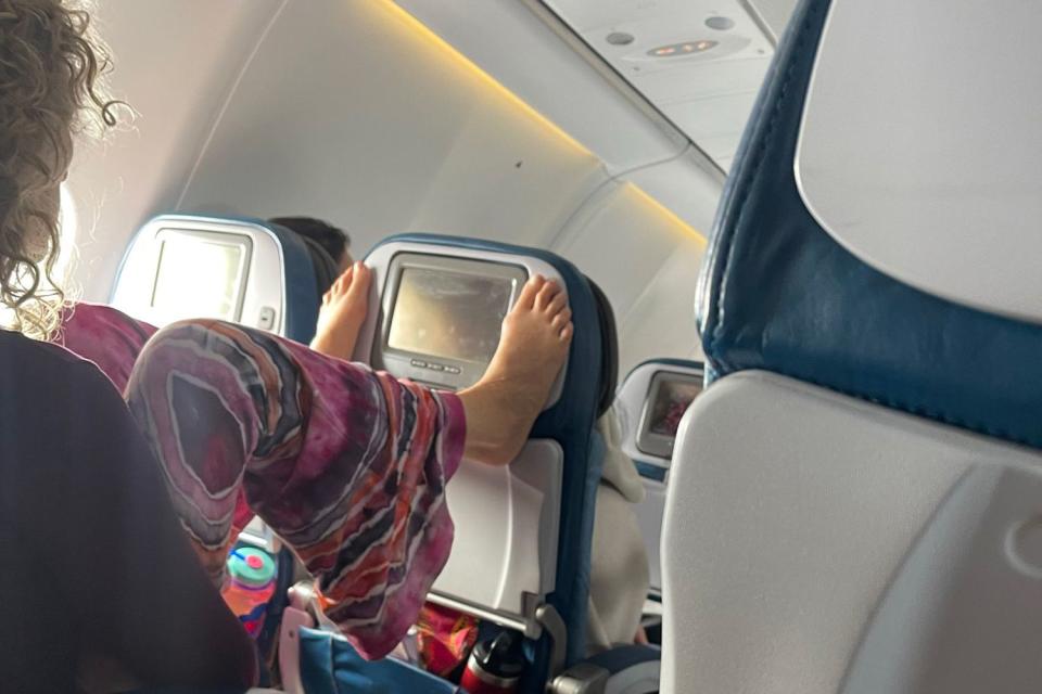 <p>Eade Bengard</p> Woman shocks fellow flight massagers by using toes to change TV channel on flight to Hawaii