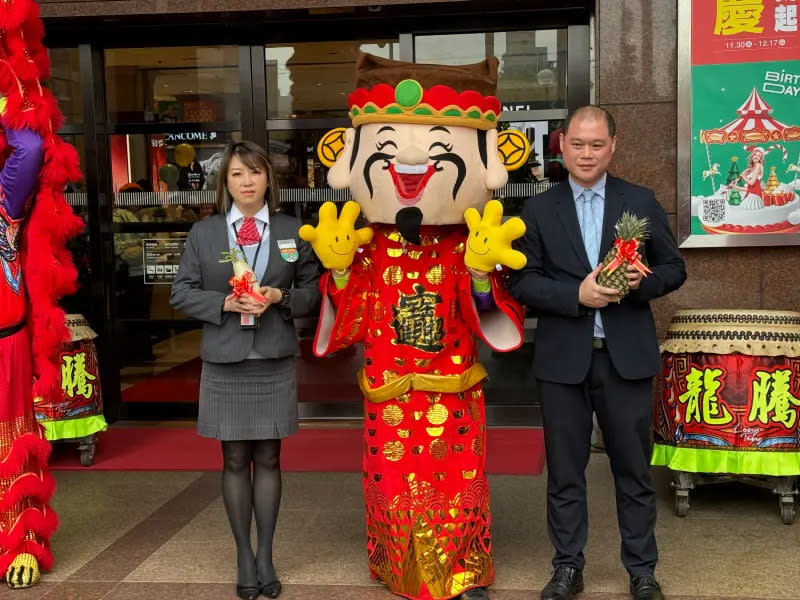 ▲新光三越台北站前店長陳英玒（左）、台北站前店營業 鄧幼忠經理（右）。（圖／記者鍾怡婷攝）