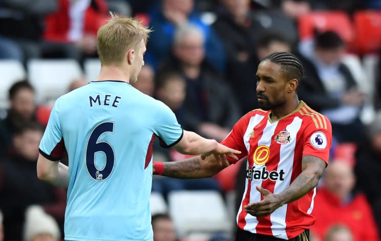 Burnley’s Ben Mee and Sunderland’s Jermain Defoe (Reuters / Anthony Devlin Livepic)