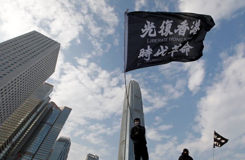 Un manifestante antigubernamental agita una bandera durante una protesta en la plaza de Edimburgo en Hong Kong