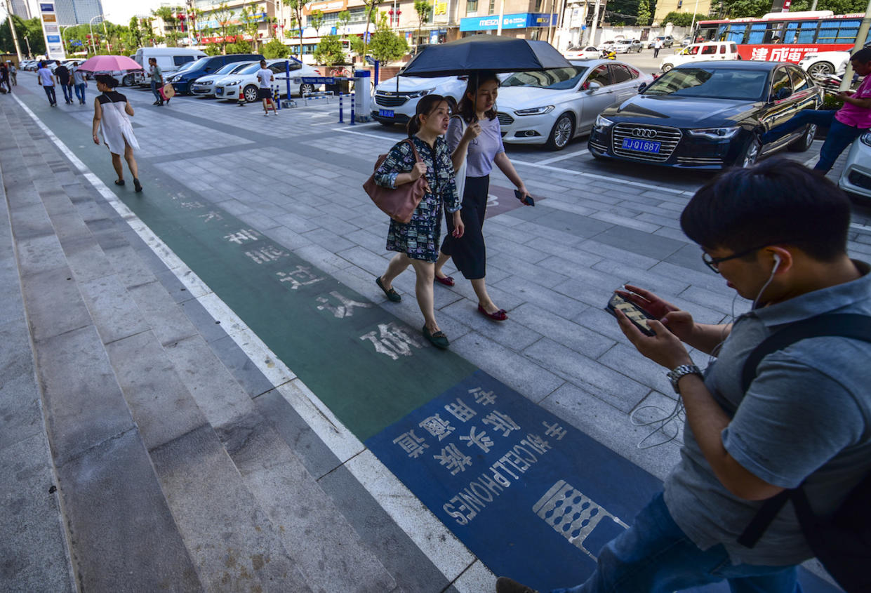 Die Spur für Smartphone-Junkies in Xi’an ist mit der Aufschrift „Cellphones“ und einem Handy-Symbol gekennzeichnet. (Bild: VCG/VCG via Getty Images)