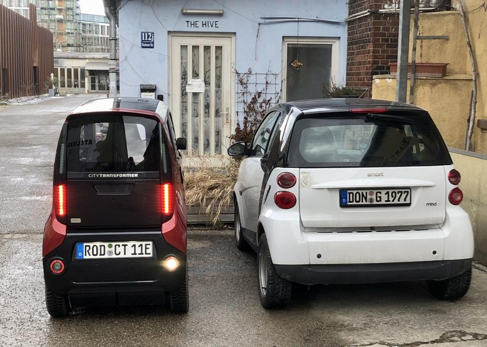 Platz ist vor der kleinsten Hütte: Neben dem Kleinstwagen CT-1 wirkt sogar ein handlicher Smart wie ein Bolide mit Überbreite. - Copyright: Beatrice Bohlig