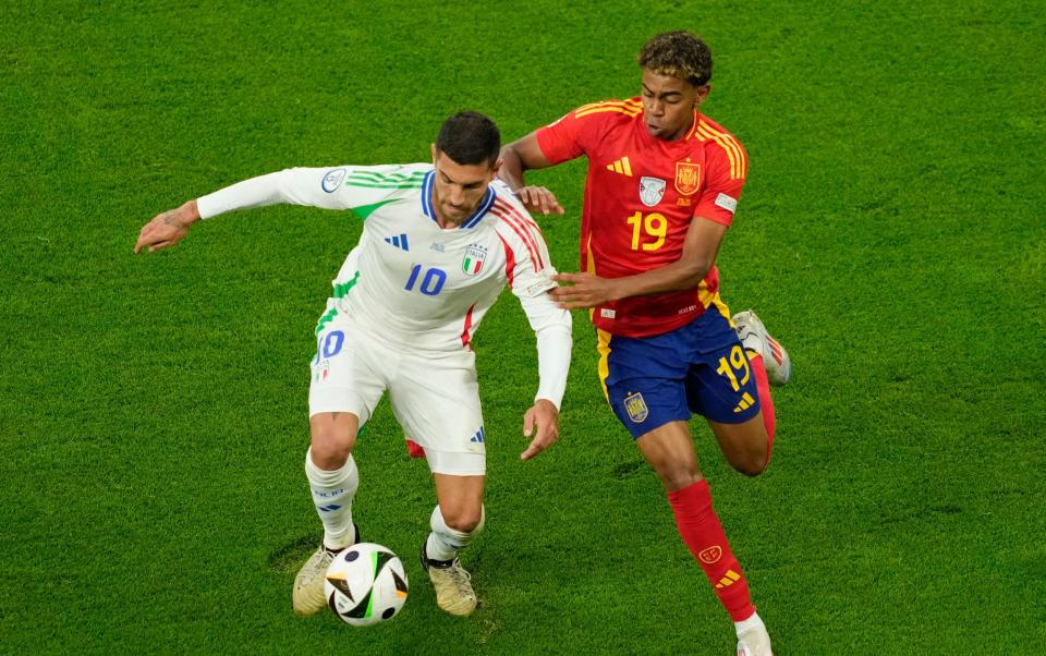 Lorenzo Pellegrini is challenged by Lamine Yamal.