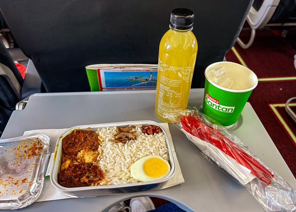 Eine Mahlzeit während des Fluges mit der Billigfluggesellschaft AirAsia. - Copyright: Marielle Descalsota/Insider