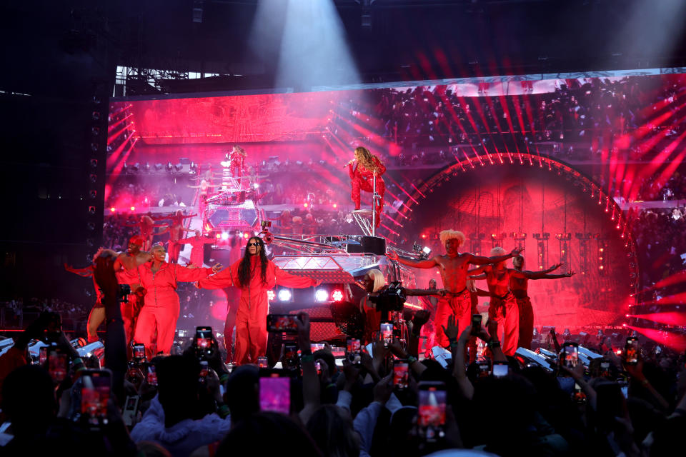 Blue Ivy onstage with other dancers