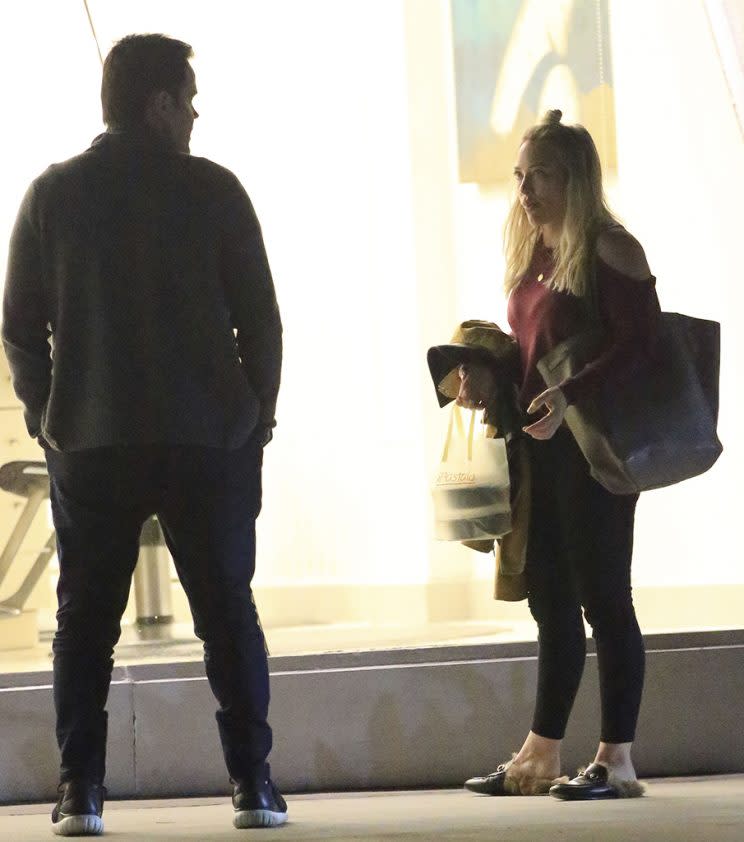 Hilary Duff and Mike Comrie have a chat. (Photo: FameFlynet, Inc)