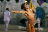 <p>Ein Nachtschwärmer bei der Karnevalsparade auf der Sambódromo in Rio de Janeiro. Die Tribünenstraße im Stadtzentrum wurde 1984 eigens für den Karneval erbaut. (Bild: Reuters) </p>