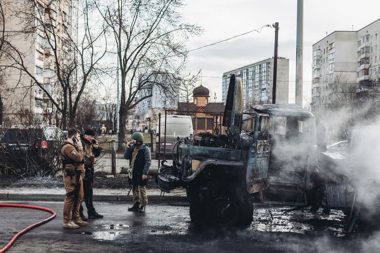 25-02-2022 Varios soldados del ejercito ucraniano observan el vehículo militar de su ejército calcinado, a 25 de febrero de 2022, en Kiev (Ucrania). Los soldados rusos han entrado en Kiev para realizar combates en varios puntos del país. Rusia ha pedido que Ucrania deje las armas, mientras que el presidente de Ucrania ofrece negociar para detener la guerra. Ucrania está sufriendo ataques por parte de Rusia desde la madrugada del 24 de febrero. Por el momento, los ataques se han cobrado la vida de 137 personas y 316 heridos en el bando de Ucrania al terminar el primer día desde la invasión rusa. POLITICA Diego Herrera - Europa Press