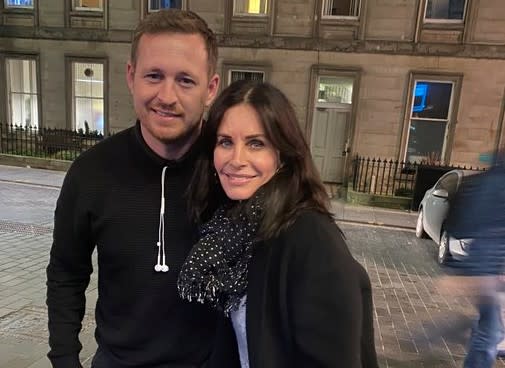 Courtney Cox posed with cab driver Fraser Ogilvie in Edinburgh (Credit: FraserOgilvie10/Twitter)