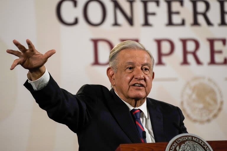 El presidente mexicano, Andrés Manuel López Obrador, da su habitual conferencia matutina en el Palacio Nacional en Ciudad de México, el martes 16 de abril de 2024.