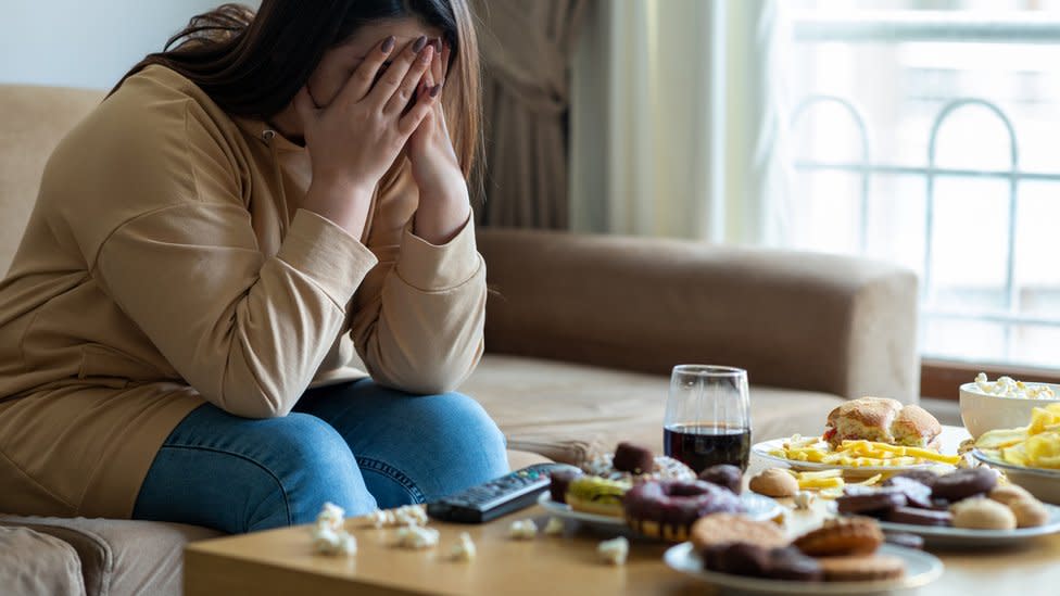 Mujer con mucha comida