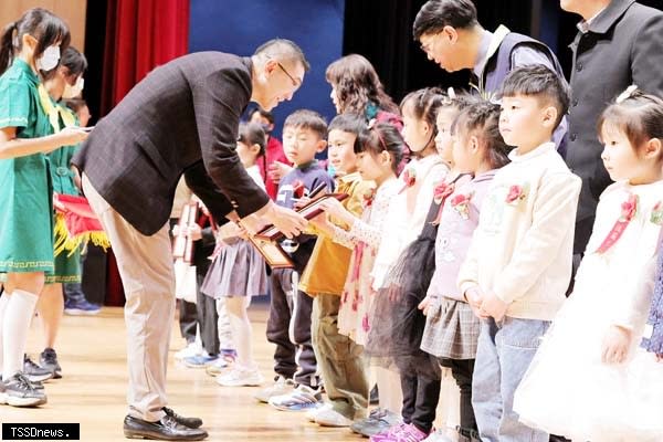基隆市一一三年模範兒童表揚大會，謝國樑市長親自頒發獎狀給公私立國小及公立幼兒園優秀學生。（圖：基隆市府提供）