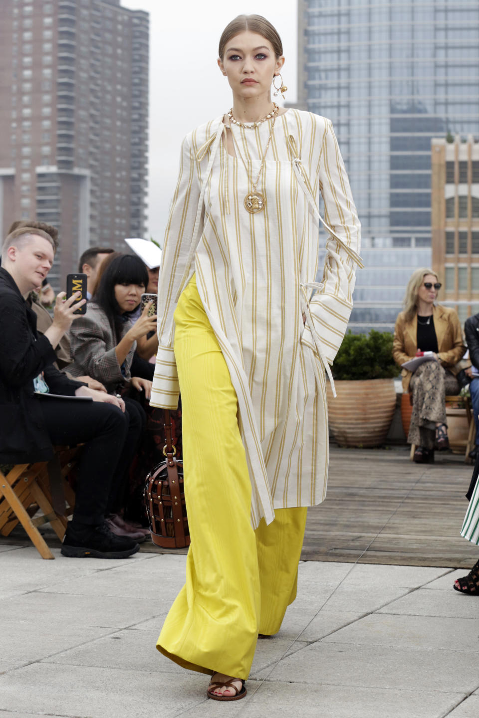 Gigi Hadid piezas de la colección primavera 2019 de Oscar de la Renta durante la Semana de la Moda en Nueva York, el martes 11 de septiembre de 2018. (Foto AP/Richard Drew)