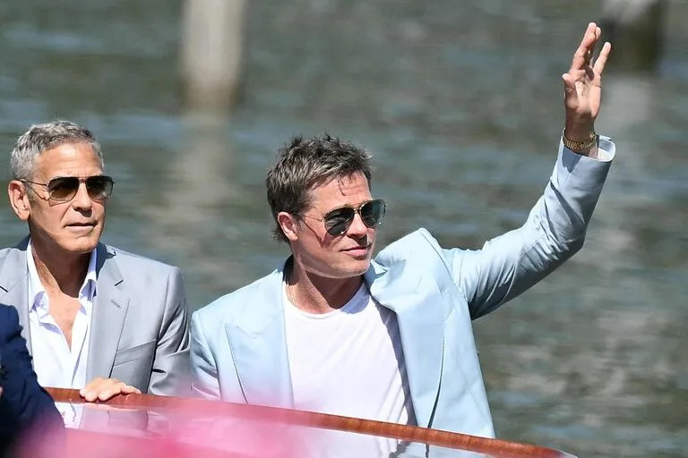 George Clooney y Brad Pitt llegando a la conferencia de prensa que dieron hoy en el Festival de Venecia para presentar Lobos