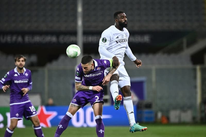 Fiorentina's cristiano Biraghi and Maccabi Haifa's Frantzdy Pierrot (R) battle for the ball during the UEFA Conference League round of 16 second leg soccer match between Fiorentina and Maccabi Haifa FC at Artemio Franchi Stadium. Massimo Paolone/LaPresse via ZUMA Press/dpa