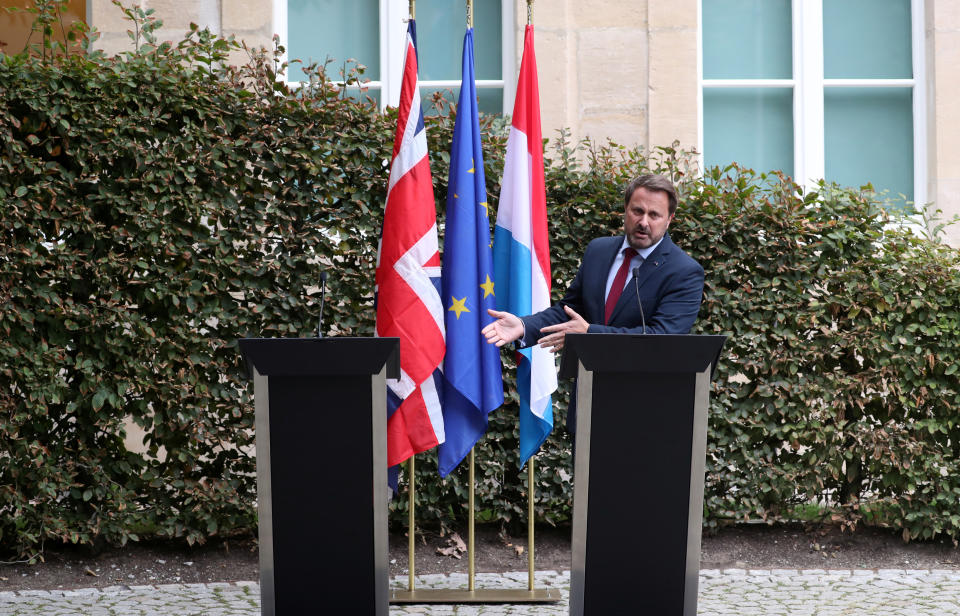 Luxemburgs Premier Xavier Bettel musste alleine vor die Presse treten (Bild: Reuters/Yves Herman)