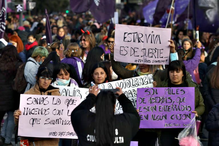 Marcha para recordar la primera manifestación de #NiUnaMenos, en 2015; una de las columnas marchó desde la Avenida de Mayo y Bernardo de Irigoyen al Congreso.