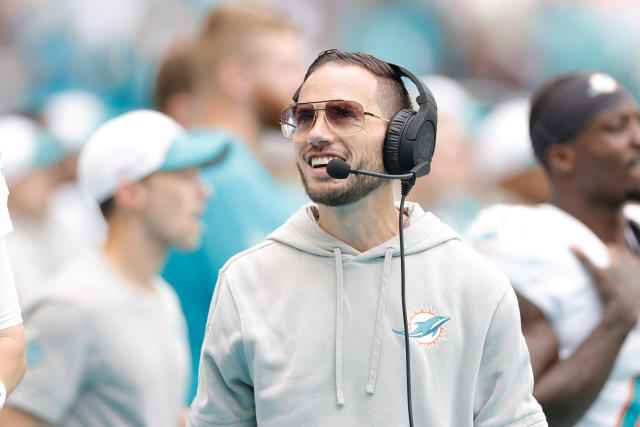 Mike McDaniel addresses Dolphins locker room after 'historic' win over  Broncos