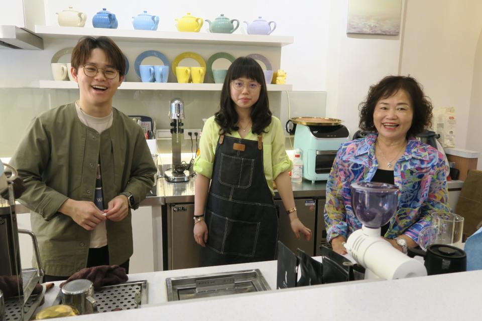 陳彥蓉與哥哥、嬤嬤一起經營咖啡店。彰化醫院提供