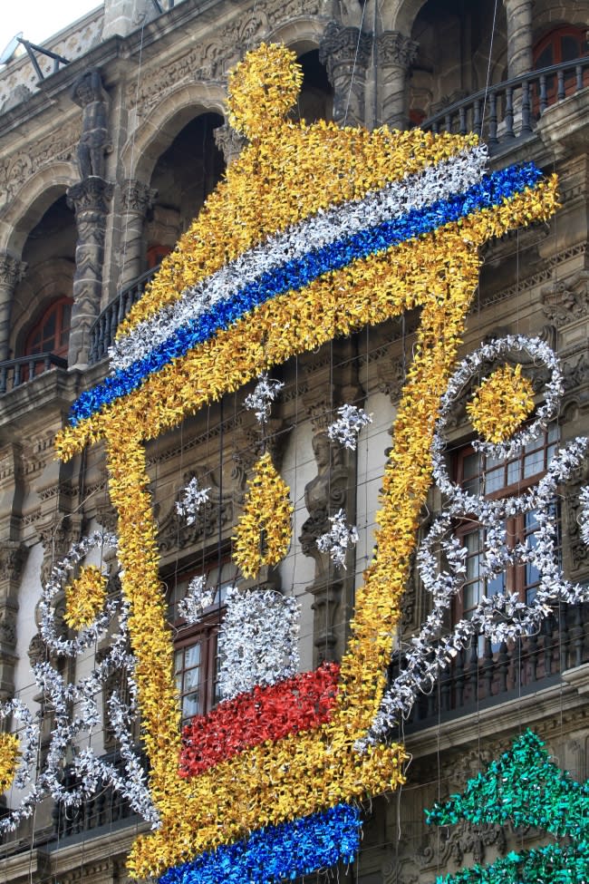 <p>México, 4 Dic 2018 (Notimex- Javier Lira).- En el zócalo capitalino y sus alrededores ya lucen los tradicionales adornos navideños.<br>NOTIMEX/FOTO/JAVIER LIRA OTERO/JLO/HUM/PONCHE/<br></p>