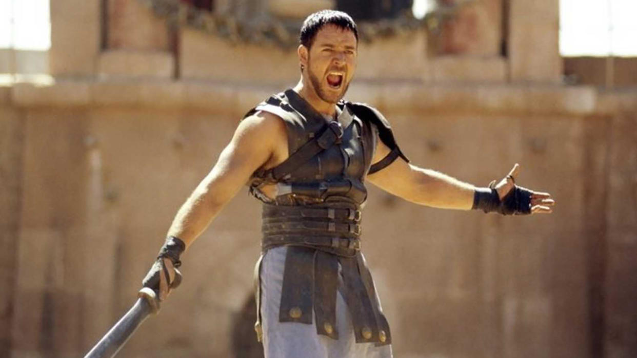  Russell Crowe holding sword in Gladiator. 