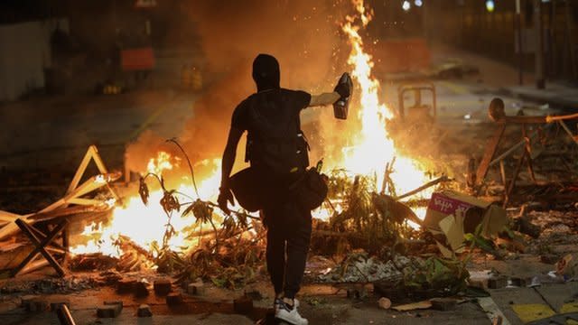 Durante la noche hubo escenas caóticas de explosiones, humo y disparos de balas de goma. Decenas de personas resultaron heridas.