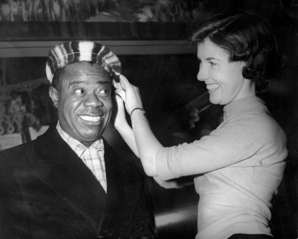 <p>Just days before Christmas, Louis Armstrong picks up a festive wool beret in Glasgow, Scotland. The jazz musician completed his European tour just in time to make it home to the U.S. for the holidays. </p>