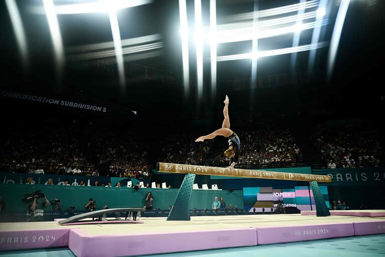 La brasileña Flavia Saraiva compite en la prueba de barra de equilibrio de la clasificación femenina de gimnasia artística durante los Juegos Olímpicos de París 2024