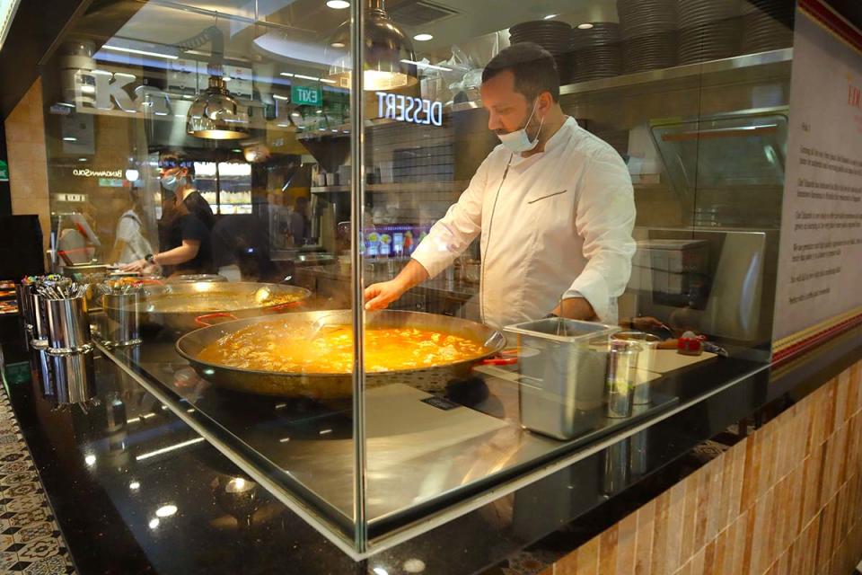 eduardo's - paella cooking showcase