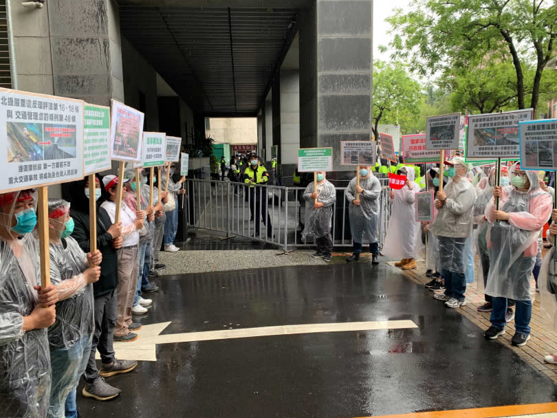 新北產業園區自救會今天出動300多人，冒雨在環保署前舉牌陳情。（圖／自救會提供）