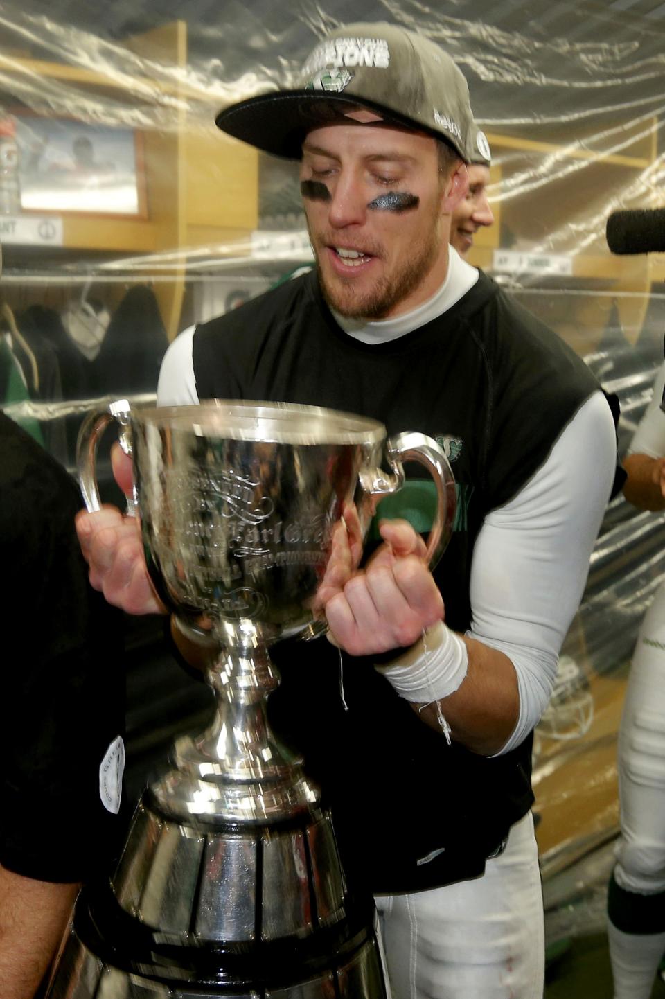 Saskatchewan Roughriders Chris Getzlaf holds the Grey Cup after his team defeated the Hamilton Tiger Cats to win the CFL's 101st Grey Cup championship football game in Regina, Saskatchewan November 24, 2013. REUTERS/Todd Korol (CANADA - Tags: SPORT FOOTBALL)