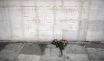 <p>Vor dem Hauptquartier des Scotland Yard in London haben Menschen nach dem Anschlag in London am Mittwoch Blumen niedergelegt. Unter den sechs Toten ist auch ein Polizist, der vom Täter mit einem Messer tödlich verletzt wurde. (Bild: Will Oliver/EPA) </p>