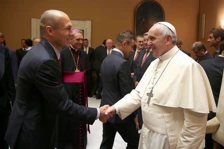 Pope Francis shakes hand with Bayern Munich's Arjen Robben during a private audience with the Bayern Munich soccer team at the Palace of the Vatican in Vatican City, October 22, 2014. REUTERS/Pool