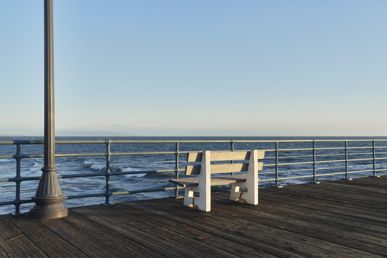 El muelle de Santa Mónica cuando estaba cerrado a los visitantes por la pandemia de coronavirus, en Santa Mónica, California, el 18 de marzo de 2020. (Philip Cheung/The New York Times)