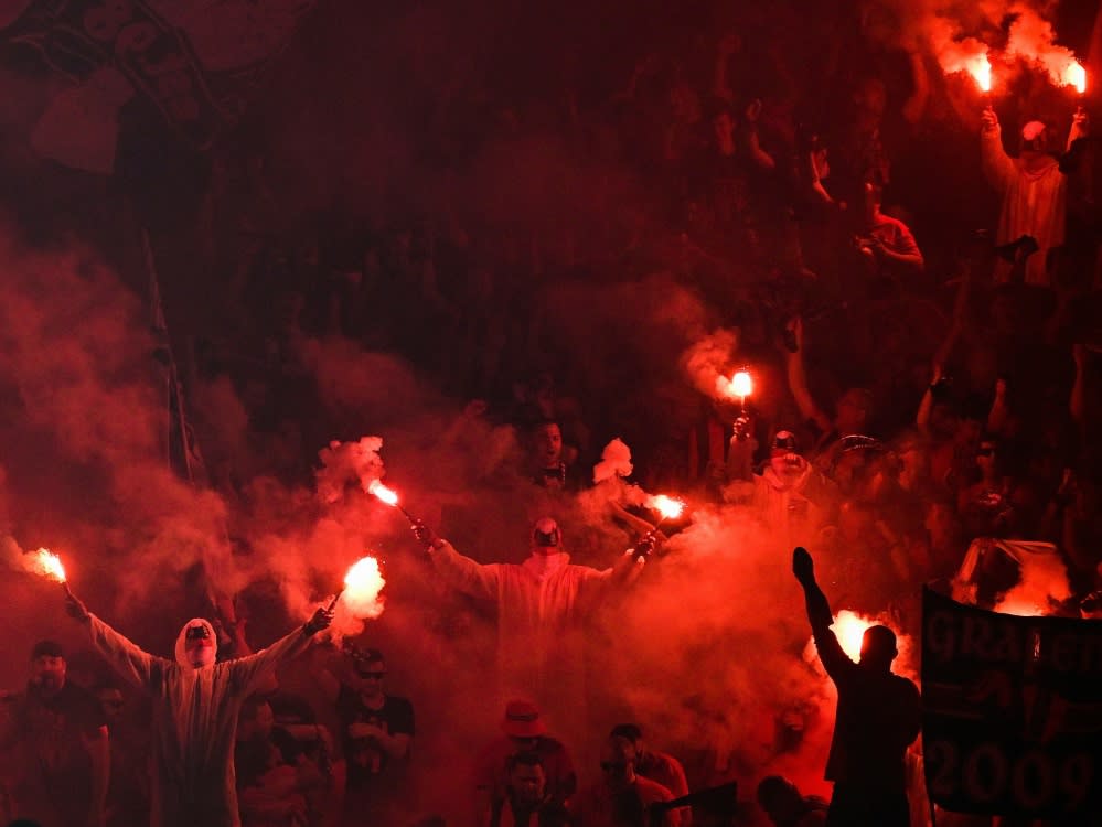 Fans beim Abbrennen von Pyrotechnik (TOBIAS SCHWARZ)