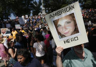 <p>A counterprotester holds a photo of Heather Heyer on Boston Common at a “Free Speech” rally organized by conservative activists, Saturday, Aug. 19, 2017, in Boston, Mass. Heyer was killed last Saturday when a car, allegedly driven by James Alex Fields Jr., that plowed into a group of people during protests in Charlottesville, Va. (Photo: Michael Dwyer/AP) </p>