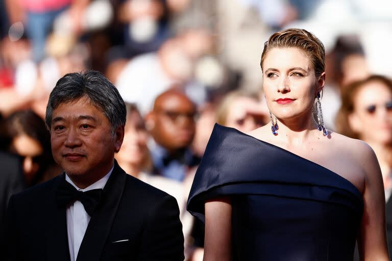 Los miembros del jurado, el director japonés Hirokazu Kore-eda y la directora estadounidense y presidente del jurado Greta Gerwig, elegantes, en la ceremonia de clausura del festival