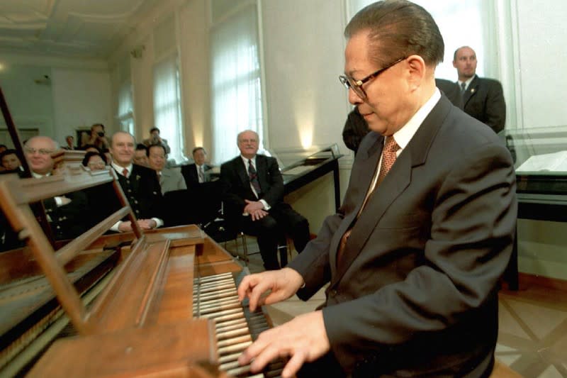 1998年，中國國家主席江澤民訪問莫札特在奧地利的出生地時彈起了莫札特的曲子。（美聯社）