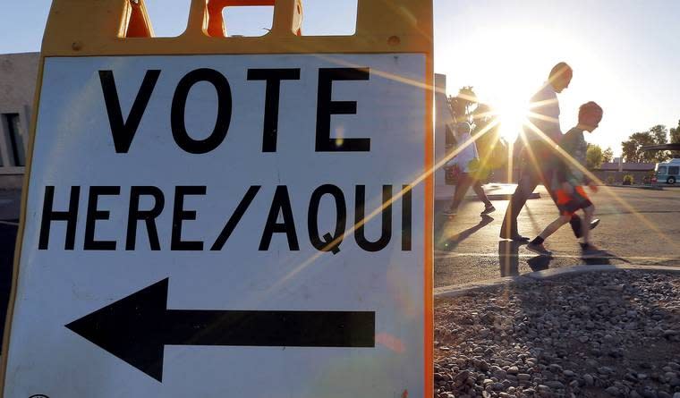 Un anuncio informa a votantes en Arizona dónde acudir a emitir su sufragio. (AP)