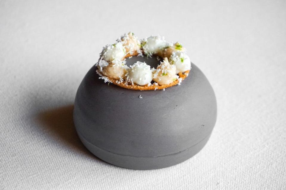 Galleta crujiente, coliflor y chocolate blanco picante