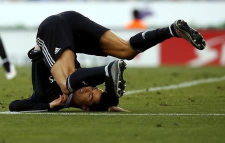 Cristiano Ronaldo, se ha caído durante su encuentro de primera liga contra el Espanyol cerca de Barcelona el 17 de mayo de 2015. REUTERS/Albert Gea