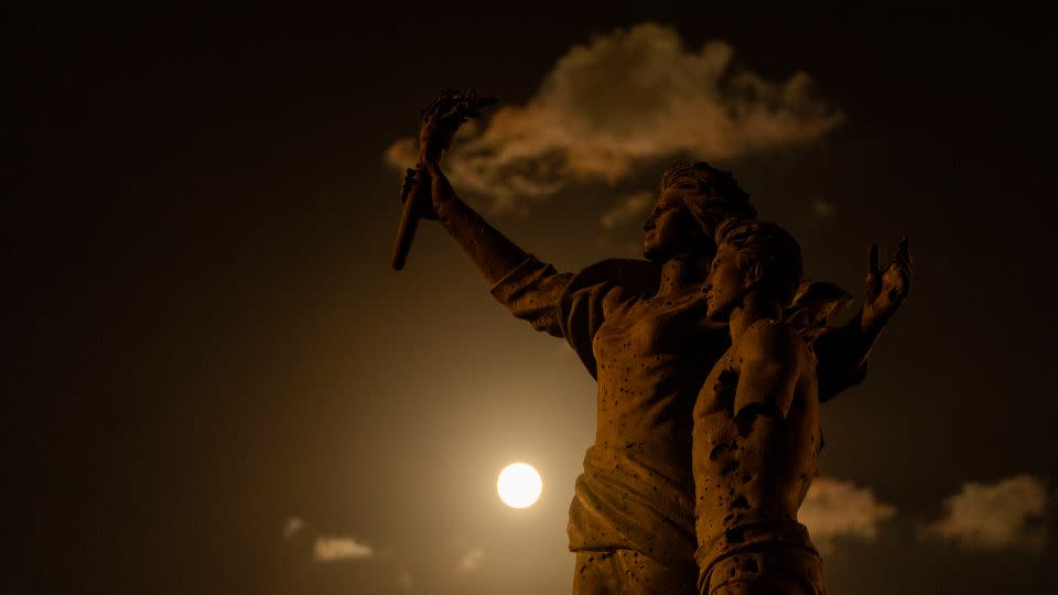 Ang supermoon misaka lapas sa estatuwa sa Martyr sa downtown Beirut, Lebanon, niadtong Martes. - Hassan Ammar/AP