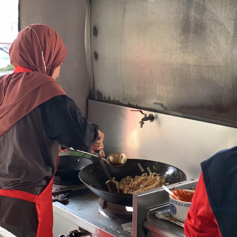 Subang Ria - Kuey teow being fried