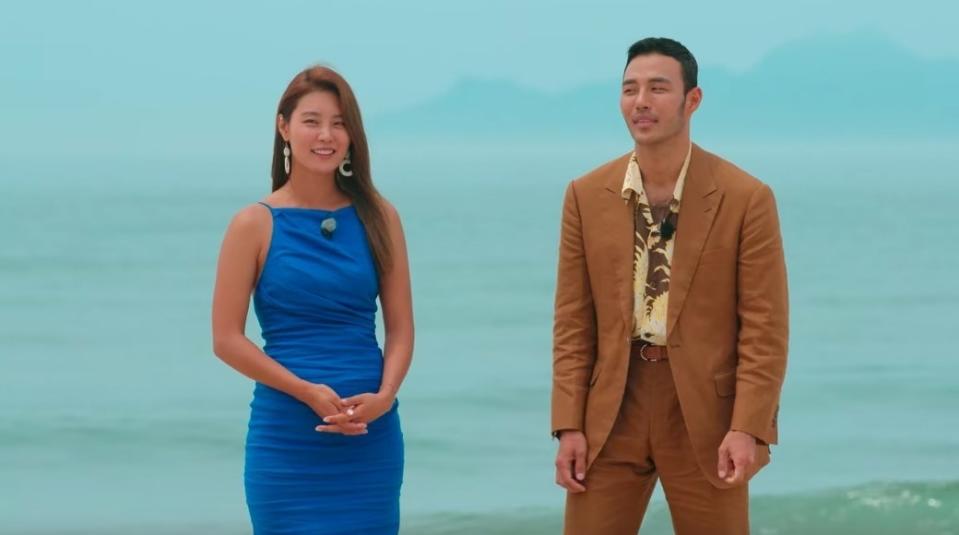 Jin-taek and So-yeon stand together on the beach