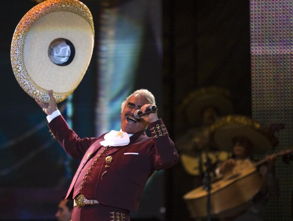 Vicente Fernandez performs