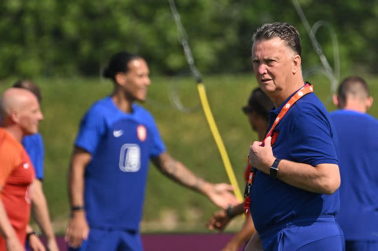 Netherlands' coach Louis Van Gaal attends a training session at Qatar University training ground in Doha on November 22, 2022 during the Qatar 2022 World Cup football tournament. (Photo by Alberto PIZZOLI / AFP)